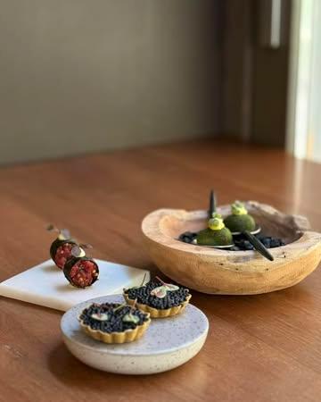 Les amuse-bouches froids du moment ouvrent le menu avec précision et caractère, en jouant sur les contrastes de textures et d’arômes.

Le croustillant de nori, garni de bœuf et relevé d’une pointe de wasabi, propose une première bouchée franche et iodée, où la puissance du condiment vient dynamiser la rondeur de la viande.

La tartelette de choux au beurre, délicate et fondante, est rehaussée par l’avruga de hareng, qui apporte une touche saline et une profondeur marine subtile.

Enfin, l’œuf de caille mollet, enrobé d’une panure d’herbes, offre un cœur coulant et gourmand. Il est accompagné d’une mayonnaise herbacée, fraîche et aromatique, qui prolonge les notes végétales avec élégance.

Un ensemble d’amuse-bouches pensé comme une mise en bouche raffinée, entre fraîcheur, intensité et équilibre.  #foodinsta #belgium #onestar #michelinstar #liege #gastronomie #guidemichelin #gaultetmillaubelgium #finesse 

@michelinguide 
@gaultmillaubelgium