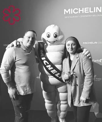 Cela fait maintenant un an que notre restaurant a été honoré par une étoile du Guide Michelin.
… et aujourd’hui, on est super fiers de dire qu’on la garde ! ⭐

Rien n’a vraiment changé dans notre façon de travailler: on continue à se donner à fond tous les jours, à chercher à faire mieux, à se remettre en question, et surtout à faire plaisir à ceux qui passent à table chez nous.

Cette étoile, c’est une vraie récompense, mais c’est aussi une pression positive qui nous pousse à ne rien lâcher. Rien n’est jamais acquis, et c’est ça qui rend l’aventure encore plus belle.

Un énorme merci à toute l’équipe, parce que sans eux rien ne serait possible. Merci à vous, clients, pour votre soutien et vos retours. Et un grand merci au guide Michelin pour votre confiance! 🙏🏻

On continue, avec la même énergie 🔥

Max et Erika

@michelinguide ❤️❤️❤️

#michelinstar #michelinpower #michelinguide #michelinrestaurant