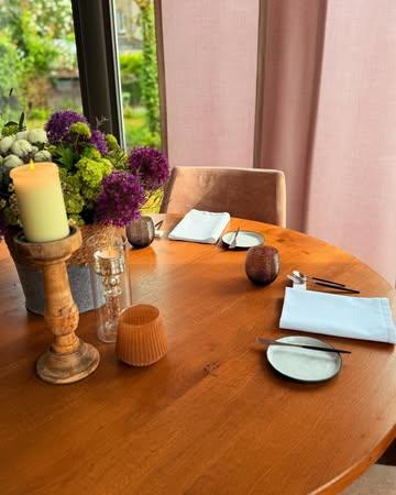 Suite à une annulation, 
Une table de 2 à 4 personnes de libre demain soir! 
Réservation au 043691708