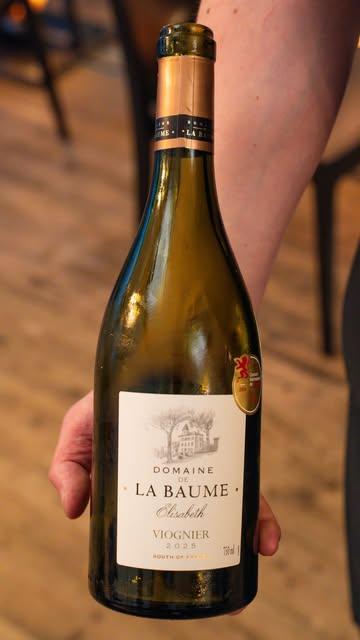 Quand la gastronomie étoilée rencontre des vins de caractère… ✨

À l’occasion de l’inauguration des Épicuriales de Liège 2026, j’ai eu l’immense plaisir de créer une collaboration entre le chef Maxime Zimmer et les vins du Domaine de la Baume.

Du 21 au 25 mai, les épicurieux ont la chance de découvrir l’univers créatif du restaurant étoilé Un Max de Goût à travers plusieurs assiettes signatures imaginées par le chef de Comblain-au-Pont.

Parmi les incontournables : la raviole de céleri et joue de bœuf, un plat tout en finesse et gourmandise, mais aussi la délicate truite d’Onderval, sublimée par les accords élégants et ensoleillés des vins du Domaine de la Baume, venus du Languedoc. 🍷

Une rencontre entre terroirs et passion du goût, au cœur des Epicuriales de Liège 2026.

📹Gianotti Stories

#Epicuriales #Liège #MaximeZimmer #UnMaxDeGoût #DomaineDeLaBaume