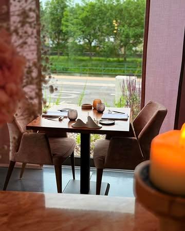 Une table pour 2 personnes vient de se libérer pour ce soir !

Réservation au 0436 91 70 08.

Au plaisir de vous recevoir dans notre restaurant étoilé.