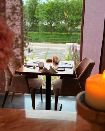 Une table pour 2 personnes vient de se libérer pour ce soir !

Réservation au 0436 91 70 08.

Au plaisir de vous recevoir dans notre restaurant étoilé.