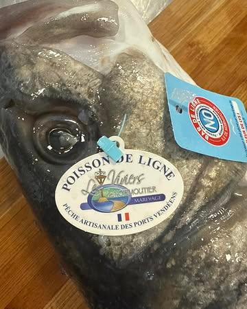 Le bar de ligne !
Quel poisson majestueux… Sûrement l’un des préférés du chef. 😍
Ici, nous le travaillons confit, avec une cuisson douce et maîtrisée, afin d’en préserver toute la délicatesse et de sublimer ce produit d’exception.