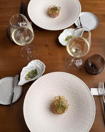 Bonsoir à tous 🤩
Nous disposons de 2 tables de 2 à 6 personnes pour ce vendredi soir ! 
Dernière semaine avec ce menu ‼️
Au plaisir de vous recevoir à notre table ⭐️
Réservation au 043691708 ou bien via https://maxdegout.be/fr/reservations