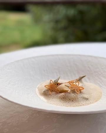 Bon dimanche à tous.

Artichaut, foie gras, volaille.

Trois produits, une même recherche d’équilibre, de finesse et d’émotion.

Quelques tables sont encore disponibles ce week-end. Nous serons heureux de vous accueillir. ✨