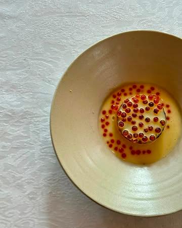 Dès votre arrivée, nous vous invitons à suspendre le temps pour laisser place au plaisir et à l’émotion.

Chacun de nos menus débute par cinq créations qui ouvrent votre dégustation. Le Chef préfère ne pas les appeler « amuses-bouches » : chacune d’elles est pensée avec la même exigence et la même précision qu’un véritable plat, faisant pleinement partie du voyage culinaire.

Ici, chaque assiette raconte une histoire, chaque geste a sa raison d’être, chaque détail est à sa place. Notre seule ambition est de vous offrir un moment hors du temps, où le bonheur se savoure autant qu’il se partage.