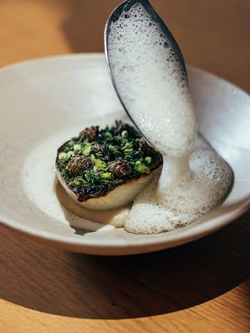 Grilled onion, Douglas fir and a sauce made from fermented asparagus peels…

#wasteisjustanopinion 
#neonrestaurant 
#menu