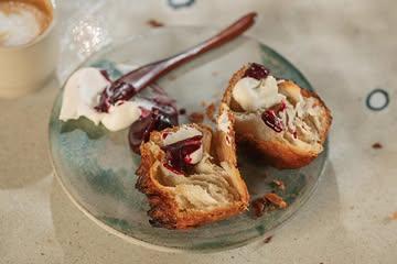 After many years, we thought it was time for a “petitfours makeover”. Instead of several different petitfours, we now focus on 1 incredibly crunchy, sweet and tasteful Kouign-amann. On the side some whipped cream and fermented blueberry compote to make it extra fingerlicking sweet…