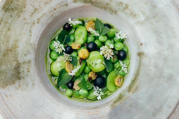 For a short period during summertime, green peas, broadbeans and blackcurrant can be harvested at the same time. As we do so, we combine them together over a gentle heat and finish them with fresh mint, coriander flowers, blackcurrant capers and a splash of blackcurrant leaf oil.
#seasonalcooking