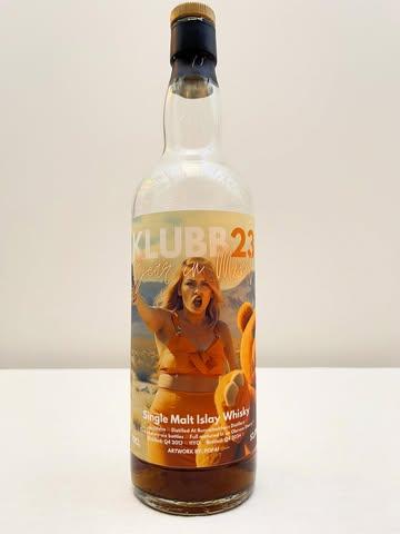 As a pairing whisky with our current main course, Filet Mignon of Dubbel Doel Beef, we are serving the following whisky:

Staoisha 2013 Bear in Mind, an independent bottling from Klubb 23.

Staoisha is a peated whisky from the Bunnahabhain Islay distillery.

The big difference for me between a distillery whisky and an independent bottling is that a distillery is always looking for continuity, whereas an independent one might go looking for that one specific cask. Because every cask is different. The downside of this is that when all the bottles are gone, it is effectively gone.

My tasting notes:

What immediately strikes me on the nose is its meatiness, with a hint of wet horse. Smoked black tea, sweet and salty bacon smoked over a campfire on the beach. Fruity notes, raisins, orange zest. Ripe orchard fruit, Calvados apples. A fair amount of barrel influences: woody, spicy, Christmas spices. But also maritime influences, some salty herbs. The mouthfeel is a very nice balance of sweet and salty with a slight bitterness. What a creamy, salty-sweet texture. The finish is rather medium-long.

So try choosing paired whiskies; you will experience the most complex flavors.
