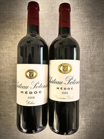 In 2005 begon ik in het weekend te werken in een restaurant. Op de wijnkaart stonden vooral klassieke Bordeaux wijnen. Eén daarvan is me altijd bijgebleven: Château Potensac 1990.

Die wijn heeft, zonder dat ik het toen besefte, mijn interesse in wijn en andere dranken aangewakkerd. Door te proeven, te verkopen en erover te praten, groeide mijn passie…en uiteindelijk ook de keuze voor het werk dat ik vandaag doe. 

Na bijna 11 jaar Jacqueline staat Château Potensac op onze wijnkaart. Dit keer met jaargang 2009 en 2022.

Waarom nu? Geen idee. Misschien omdat ik 40 nader…wie zal het zeggen.