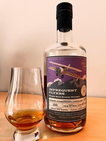 Ontdek deze whisky tijdens ons event op donderdag 18 juni. 
Meer info zie: www.restaurantjacqueline.be  De Tobermory Distillery, gesticht in 1798 en voorheen bekend als de Ledaig Distillery, is de enige whiskydistilleerderij op het Schotse eiland Mull. Gelegen in het hart van het havenstadje Tobermory produceert de distilleerderij zowel ongeturfde Tobermory single malt als de rokerige, krachtige Ledaig. 

Mijn tasting notes:
On the nose, I immediately detect hints of sweeter, ripe fruit; the peat also leans more towards mainland peat, which is sweeter and earthier with an ash-like undertone. I wouldn’t dare say that the earthy character that keeps following me throughout the tasting comes from the peat or the spirit. However, for me at least, it is a positive feeling. The whisky clearly has a woody character with plenty of vanilla and caramelized sugar. Given that the whisky has matured in new oak casks, this seems logical to me. I think it has matured in heavily toasted casks. I also have notes of riper apple, older varieties, in a more sweet and sour style. I also have some red fruit and small forest fruits. On the nose, there is also an oily, somewhat coating quality. On the palate, there is a beautiful balance of the sweet, oily, peaty, earthy character with a small pepper kick in the aftertaste. I also notice a slight bitterness, a bit of tannin, but certainly not disturbing. A very beautiful whisky that opens up well with a little water. A medium-long aftertaste. #tobermorydistillery #alistairwalker #whisky