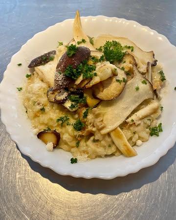 🔥 De Risotto van Chef David, het ideale gerecht in dit winters weertje 👌 Proef ‘m vanavond, in de herberg. 

🍽️ Risotto met knolselder, eryngii, shi-itake, beukenzwam en schapenkaas. 

🛷tot zo!

❤️❄️🏝️