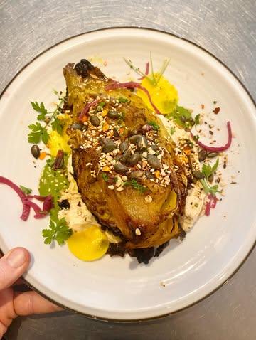 🥬 Geroosterde kool, so simple -en ALs Chef David ze gemaakt heeft- So good 👌

🍽️ now on: geroosterde spitskool met hummus
en dukkah

✅ Zeker eens proberen! 
Vanavond bijvoorbeeld? 

❤️🤘