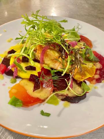 Maandag STANdag!
Start de week gezellig, smakelijk en betaalbaar 😘

Warmgerookte zalmfilet, carpaccio van gerookte biet, mosterd-dilledressing, daikon: Zeker eens proberen! 

Tot zo ❤️✌️