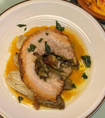 🙌🏼 Dat de Porchetta (👊 @duroc_de_riegel via @kortomleuven ) van chef David 👨🏻‍🍳 beláchelijk lekker is. 

🍽️ Geserveerd met grondwitloof en fantastisch sausje op basis van kriekenbier 🍒 

(al de rest is ook lekker) 

Smakelijk! ❤️