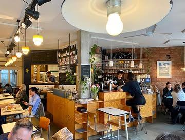 De herberg is klaar voor een gezellige vrijdagavond. 
Tot zo, of fijn weekend! 

❤️👋🏼🌿