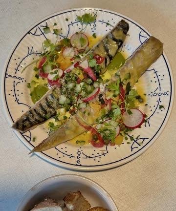 🐟 Gerookte makreel, gepofte gele biet, mosterd-rozemarijndressing. 

🍽️ Of gewoon wat gerechtjes delen natuurlijk …

Tot zo 😘