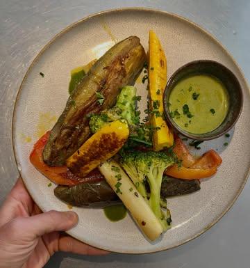 Zo simpel, zo lekker…
🥦 Seizoensgroenten met salsa verde. 
🥖 Brood van @korst.leuven on the side.
🫰 Kwaliteit, voor geen geld

👨🏻‍🍳 Merci, chef David en team.
❤️ tot snel!