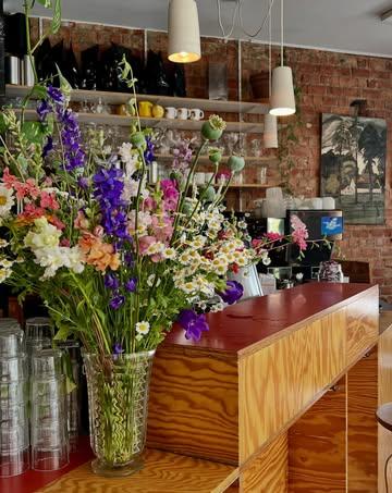 Nieuw boeket van @tplukgeluk 💐 
👨‍🌾 Lokaal, van hun velden bij @boerencompagnie . Op hun website https://tplukgeluk.be vind je alle info om zelf ook te kunnen gaan plukken, of iemand anders blij te maken. Blij wordt je er sowieso van 👍
(We zeggen het liever niet voort, maar het is ook gewoon het mooiste plekje van leuven en omstreken…)

❄️ Wij blijven gewoon open komende dagen, met airco 

❤️☀️🧊