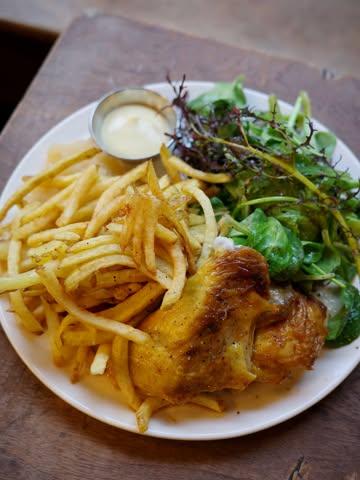 LUNCH - cuisine du marché.
Des plats de saison qui varient en fonction des arrivages.
Le weekend 👋 Coucou de Malines rôti-compote-frites-salade.

En semaine 12h-14h
Le samedi 12h30-14h30
Le dimanche, cuisine non-stop 12h30-22h

Menu entrée + plat à partir de 22.00-
Menu entrée + plat + dessert à partir de 27.00-