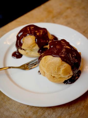 Nouveau à la carte 👀
Gros profiterole, glace vanille et sauce chocolat. 
Midi & Soir 7/7