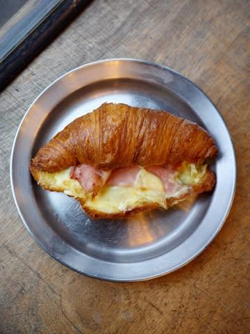 Nouveau à la carte du petit dej’ 🥐 
Jambon-fromage 🐖🧀ou tout fromage (ici au Morbier)
Dans tous les cas, ça dégouline 🫠 📸 @marine.pirson