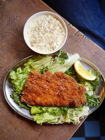 Le cordon bleu maison et ses coquillettes extra fromage, toujours à la carte du lunch ET à la carte du soir. 📸 @marine.pirson