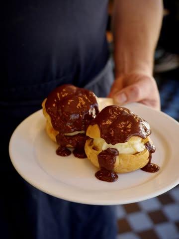 Grosses grosses profiteroles fourrées glace vanille 👀 7/7 midi & soir