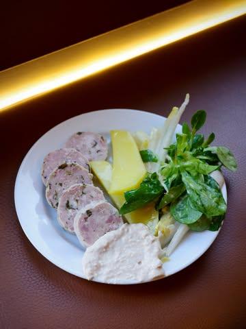 Saucisson cuit, tomme en salade, mâche & pomme de terre vapeur 👉 Midi & Soir 👈