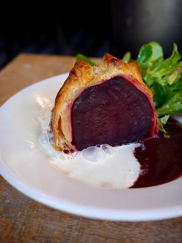 Betterave feuilletée, sauce betterave et émulsion de St Marcelin 🫠 midi & soir au Dillens
