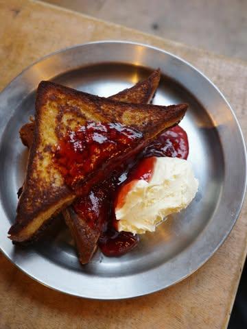 Toujours à la carte du petit dej’ : la brioche perdue, confiture et crème d’Isigny 🫠 dispo 7/7