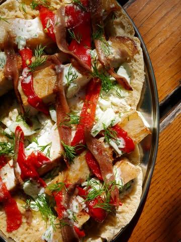 Nouveau à la carte du soir 🌞

Cochon au barbecue, tzatziki de concombre, poivrons marinés, anchois et pain pita.

📷 @marine.pirson