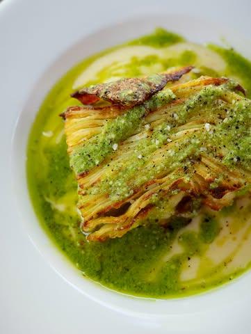 Lasagne blanche, ricotta, citron confit, crème de parmesan et pesto. À la carte midi & soir en ce moment !