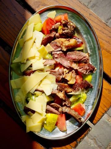 Parfaite à partager en terrasse, la tagliata d’entrecôte (vieille Holstein 250g), salade de tomates fraîches et comté 30 mois 🐂🍅🧀
LE SOIR au Dillens.