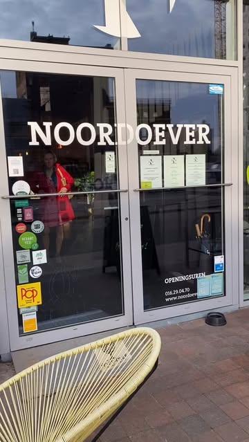 Ideaal op drukke werkdagen. Je komt binnen, je schept op, je gaat zitten en je kan direct beginnen eten. Geen wachten, geen gedoe, gewoon meteen een goed bord.

Het is een buffet waar alles klaarstaat vanaf 12u. 
Je stelt gewoon zelf je bord samen met verse, gezonde, plantaardige gerechten, gemaakt met biologische en lokale ingrediënten.

Wij staan daar met onze Fermentistas-producten al sinds dec 2022. Dus als je naar huis vertrekt: pak zeker nog een bokaal mee voor in je koelkast.

#fibremaxxing
#darmmicrobioom
#gefermenteerdegroenten
#probiotica #fermentistasklejman