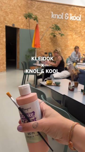 🥗🎨 BRUNCH & BRUSH ~ KLEIDOK x KNOL&KOOL

Zin in een zalige start van je Gentse Feesten? Op de eerste zaterdag nodigen Knol & Kool en Kleidok je uit voor een brunch buffet met een creatieve twist! 🥐✨

Lekker smullen en je eigen keramieken stuks beschilderen. Onze lievelings combo! Je kiest je favoriete vorm, wij zorgen voor verf, penselen en good vibes. Geen ervaring nodig, gewoon goesting! 😄

Waar? Knol & Kool, in het hartje van Gent
Wanneer? 19/7 (eerste zaterdag van de Gentse Feesten)
Wie? Jij (en je brunch buddies natuurlijk)

Beperkte plekjes, dus reserveer snel via kleidok.be !🎟️

#potterypainting #keramiek #workshopgent #kleidok #creatief #ceramics #pottenbakken #knolkool #metime #klei #clay