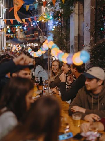 𝐁𝐞𝐧𝐧𝐞𝐟𝐞𝐞𝐬𝐭𝐞𝐧 𝟐𝟎𝟐𝟓 - 𝐁𝐢𝐧𝐧𝐞𝐧 𝟐 𝐰𝐞𝐤𝐞𝐧 𝐢𝐬 𝐡𝐞𝐭 𝐳𝐨𝐯𝐞𝐫!

Al de 5de editie, wow! Zijn jullie er klaar voor?

Net zoals vorig jaar ’s avonds welkom op vrijdag 29 en zaterdag 30 augustus voor top lokale hapjes van @vishandel_de_vis @restaurantsanmarco @knolkool.gent  @gwenola_gent en een drankje van @parolewinebar 

Op zaterdagnamiddag is onze langste tafel het decor voor de makersmarkt. Kom eens rondsnuffelen met een pannenkoek van Gwenola en wijntje of biertje van Parole in de hand! Meer nog… dit jaar ook live jazz muziek van @pastiche_duo 

Tot dan in ons gezellig steegske 👋🏼