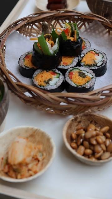 De Koreaanse keuken strijkt neer bij @knolkool.gent! 🇰🇷
Ae Jin van @mokja_letseat! verwent je met een prachtige plateau vol plantaardig lekkers uit de Koreaanse keuken. 🥢

📅 Donderdag 30 oktober 2025
🕕 18:00 – 23:00
ℹ️ Info via de link in bio

#gandgourmand #Gent #PuurGent #lokaal