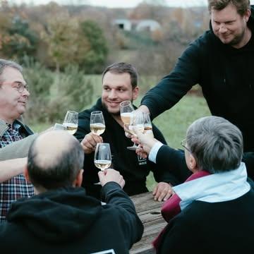 🤩 Première visite de 2026 : ce samedi 14/02, de 11h à 13h30 ! 🥂
Il reste encore quelques places pour notre première visite guidée avec dégustation de l'année !
Suivez Gérôme au cœur de nos vignes pour découvrir les secrets de la vinification, déguster nos cuvées et comprendre notre projet coopératif qui place l’humain et l'environnement au centre de nos actions.

📍 Lieu
Accueil devant le chai : Rue Fragnay 64 — 4682 Heure‑Le‑Romain

📬 Inscription indispensable par email : info@vindeliege.be

Au programme : 
🍇 Présentation de Vin de Liège
Découvrez le fonctionnement de notre coopérative, son histoire, et sa vocation sociale unique.
🌿 Balade dans les vignes
Une immersion dans l’une de nos parcelles : nos cépages, l’agriculture biologique, les travaux du vignoble et les défis du climat belge — avec un peu de soleil, on l’espère !
🏠 Visite du chai et de la cave
Exploration des installations : pressoir, cuves, fûts… Vous verrez toutes les étapes de la transformation du raisin en vin. Et vous pourrez peut-être déguster un de nos assemblages en cours ! 
🍷 Dégustation
Dégustation commentée de 4 vins issus de notre gamme.

💶 Prix : 15 € TVAC / personne
🕒 Durée : environ 2h30
🛍 Achats possibles au magasin après la visite (pssst: on peut faire des coffrets pour la Saint-Valentin 💝)