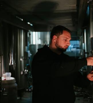 🍷✨ L’heure des assemblages en cave 
En hiver, c'est le moment pour réaliser les assemblages au chai. Dans un vignoble, l’assemblage est un moment clé : nous goûtons chaque cuve (chaque cuve correspond à certains raisins d'une certaine parcelle), nous identifions leur caractère (fraîcheur, acidité, rondeur...), et nous les testons les combinaisons d'assemblage pour créer les différents vins que nous allons produire.

C’est un travail de précision, mêlant intuition, dégustation, ressenti et technique, pour que chaque lot contribue au vin imaginé et rende la meilleure expression du terroir que nous voulons amener dans vos verres. Un moment de création, de réjouissances, mais aussi parfois de travail à recommencer ! Tout en gardant en tête qu'une grande partie du boulot est réalisée par la nature... 🌻

Cette phase d'assemblage et de dégustation est menée par Thibaud, notre maître de chai, avec l'aide de Nicolas et du reste de l'équipe ! 

On arrive doucement à la fin de cette période de création. Dès la semaine prochaine, en route pour le tirage des crémants ! ❤️