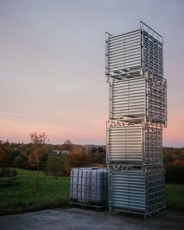 🍾 Bientôt la fin de l'attente pour nos racks de remuage !
Aux abords du chai, nos racks de remuage sont prêts…
Encore vides, mais plus pour longtemps : alors que le tirage des crémants a commencé, les racks seront bientôt remplis des bouteilles du millésime 2025. La seconde fermentation aura ensuite lieu et cet élevage durera de longs mois... rendez-vous en 2027 pour les premières dégustations ! ✨

Et oui, développer des crémants de qualité demande notamment une bonne dose de patience 🙌