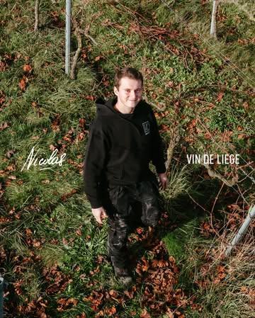 Nicolas - Équipe du chai, nous en dit plus 🍇

« J’ai découvert Vin de Liège en mars 2023, un peu par hasard, lors d’une rencontre avec Thibaud dans mon ancienne école. Il cherchait un stagiaire pour les vendanges. Moi, je cherchais justement un stage.

Je suis donc arrivé ici le tout premier jour des vendanges 2023. Direct dans le bain.

Le stage s’est très bien passé et j’ai tout de suite accroché avec le projet et l’équipe. Un poste devait se libérer, mais l’année a été compliquée à cause du gel. Ce n’était pas le bon moment.

En mai 2025, Thibaud m’a rappelé. Cette fois, c’était la bonne. J’ai accepté sans hésiter. C’est un projet qui me parle, et une ambiance dans laquelle je me sens bien. »

👀 Mes vins préférés

Narcisse
Un blanc sec 100 % muscaris, très expressif au nez, avec une belle fraîcheur en bouche. C’est exactement le style que j’aime.

Contrepoint
Plus onctueux, vinifié en macération et élevé en barrique, mais toujours équilibré par une vraie fraîcheur. Parfait avec des plats épicés ou un peu plus riches.

#vindeliège #equipe #vinsbelges #coopérative