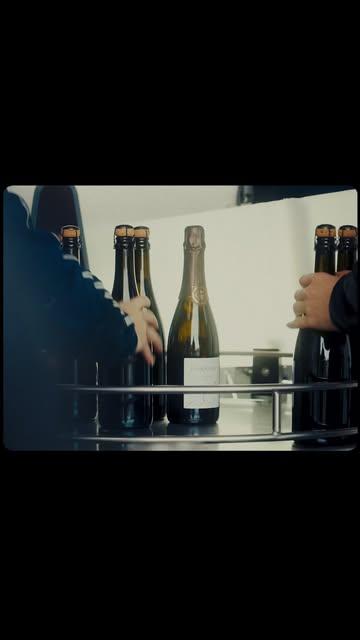 Le dégorgement c'est un moment clé dans l’élaboration de nos bulles. Quelques secondes à peine, après des mois de patience en cave.

La bouteille est progressivement retournée pour que le dépôt descende dans le col. Celui-ci est ensuite plongé dans le froid pour figer les lies. À l’ouverture, la pression expulse naturellement le dépôt. Le vin retrouve sa clarté, son équilibre, sa précision.

Derrière ce geste technique, il y a du temps, de la rigueur et un vrai savoir-faire collectif. Chaque étape compte pour garantir la qualité du vin que vous retrouvez dans votre verre.

#vindeliège #degorgement #methodeTraditionnelle #vignoblebelge #coopérative