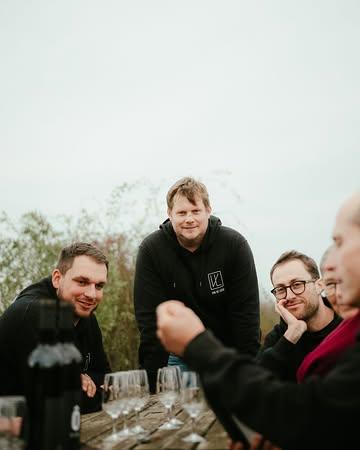 Philippe, Thibaud et Thomas : trois métiers différents, un même objectif.

Du vignoble au chai, puis jusqu’aux clients, ce trio suit chaque étape du vin et travaille main dans la main avec l’équipe et les 3 600 coopérateurs.

#vindeliège #savoirfaire