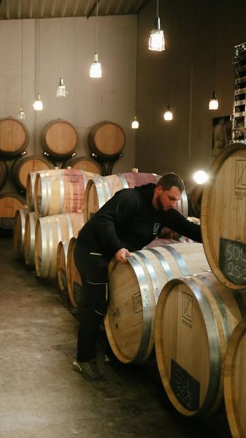 Un nouveau rouge arrive… et qui de mieux que Thibaud, notre maître de chai, pour vous en parler ? 🍷

Léger, fruité, à boire jeune. Pensé pour le plaisir immédiat.

On vous invite à venir le découvrir en avant-première au chai, lors du week-end dégustation les 17, 18 et 19 avril !