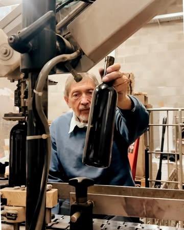 La force de Vin de Liège, c’est vous.

Oui, vous, nos coopérateurs : actionnaires engagés, sur le papier comme sur le terrain. Car ici, on ne se contente pas d’investir : on vendange, on embouteille, on fait tourner la machine collectivement, joyeusement et durablement.

Et justement, l’heure est venue de passer à l’action : cap sur l’embouteillage du tout nouveau rouge, Le Rougissant. Aujourd’hui, ce sont Julien, Brigitte, Guy et son ami qui sont à la manœuvre pour lui donner vie. Une cuvée qui n’attend plus que ses complices pour prendre vie 🍇