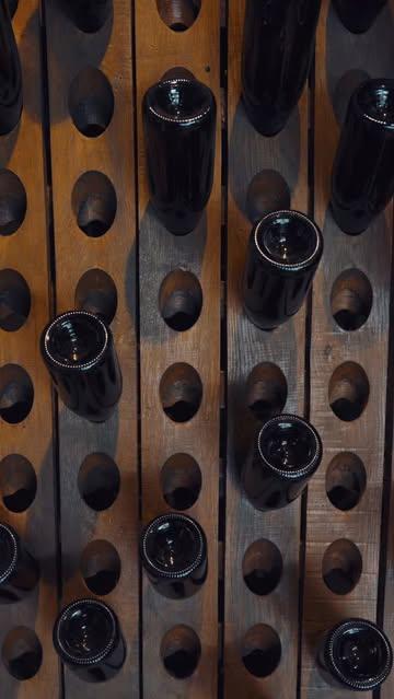 Et si vous passiez faire un tour au magasin du chai ? 🍷 

Les vendredis et samedis de 14h à 18h, on vous y parle de Vin de Liège, de notre projet social, de nos engagements environnementaux, de nos cépages… et surtout, on vous fait goûter une sélection de nos meilleurs vins. De quoi mettre des mots (et des saveurs) sur ce que vous avez dans le verre. Et pour aller plus loin, on vous glisse aussi quelques idées d’accords mets et vins, pour prolonger le plaisir jusque dans l’assiette.

Que vous veniez par curiosité, par gourmandise ou juste pour le plaisir de goûter, une chose est sûre : ici, on prend le temps de discuter, de découvrir et de trinquer !