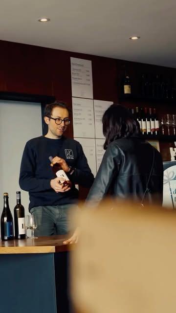 Et si vous passiez faire un tour au magasin du chai ? 🍷 

Les vendredis et samedis de 14h à 18h, on vous y parle de Vin de Liège, de notre projet social, de nos engagements environnementaux, de nos cépages… et surtout, on vous fait goûter une sélection de nos meilleurs vins. De quoi mettre des mots (et des saveurs) sur ce que vous avez dans le verre. Et pour aller plus loin, on vous glisse aussi quelques idées d’accords mets et vins, pour prolonger le plaisir jusque dans l’assiette.

Que vous veniez par curiosité, par gourmandise ou juste pour le plaisir de goûter, une chose est sûre : ici, on prend le temps de discuter, de découvrir et de trinquer !