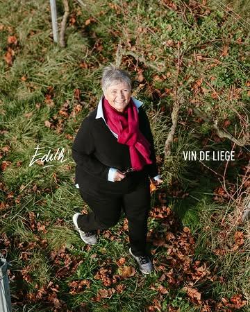 Edith, coopératrice de Vin de Liège, nous en dit plus sur elle 💬

Après vingt-cinq ans au poste de sous-directrice au Haus des Gastes et responsable du programme loisirs des curistes, j’ai découvert Vin de Liège grâce à une bouteille de blanc qu’un ami m’a offerte. J’ai participé au lancement de L’Insoumise au Théâtre de Liège deux années de suite puis, en 2017, j’ai visité le chai à l’occasion des journées portes ouvertes. Séduite par la convivialité de la coopérative, le contact avec la nature et le travail manuel, j’ai souscrit en tant que coopératrice en 2021. Journées d’accueil, étiquetage, présentation des vins... J’ai même participé aux vendanges ! J’ai adoré être dans les vignes, le vert du feuillage, les raisins gorgés de soleil, les grillades et la bonne ambiance.

👀 Mon vin préféré, après Les Insoumises, est Orchis. Un vin ensoleillé, moelleux, qui contraste avec sa fraîcheur ; je l’accompagne avec du foie gras, un plat au curry bien épicé ou un canard sauce aigre-douce.
